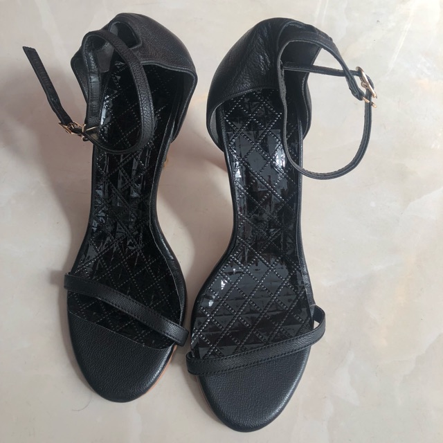Thanh lý giày hàn quốc size 39. Giày mang êm chân và thoải mái nha các chị. Tình trạng giày như hình em đang chụp nha...