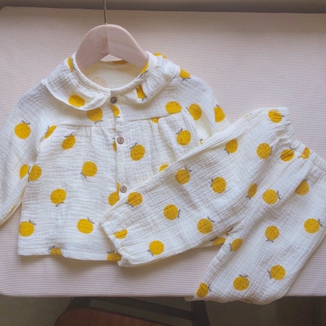 vải xô muslin 2 lớp cao cấp hình quả táo vàng nền be may quần áo,đồ bộ,khăn mặt,khăn tắm
