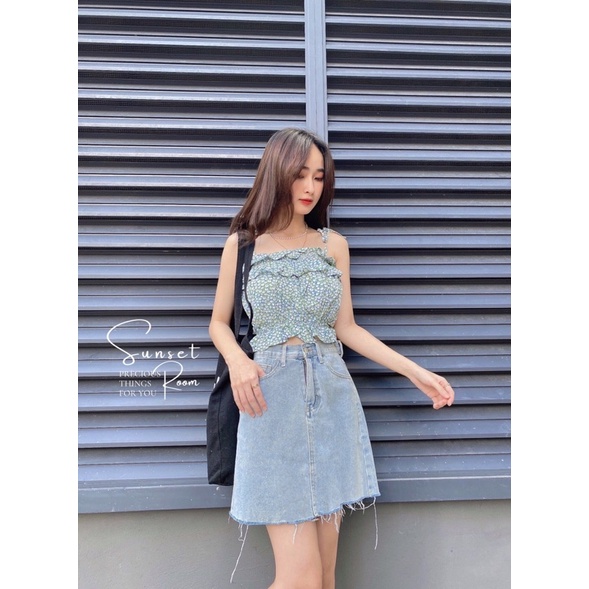 Áo quây hai dây buộc nơ bèo tầng - Chân váy jeans xanh nhạt form chữ A