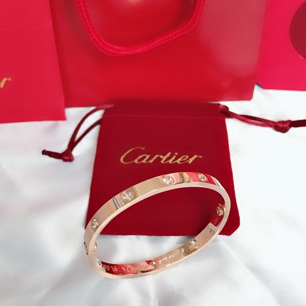 Món quà vòng tay cặp đôi Cartier Love series (mười viên kim cương)