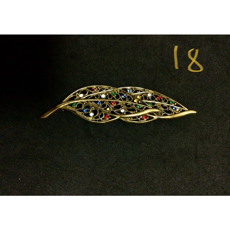 Cài áo đính đá, hạt màu sắc