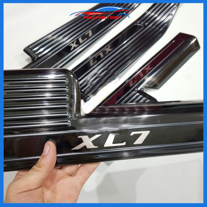 Bộ ốp bậc cửa trong ngoài nẹp bước chân Suzuki XL7 2020-2021-2022-2023 vân Titan chống trầy trang trí xe