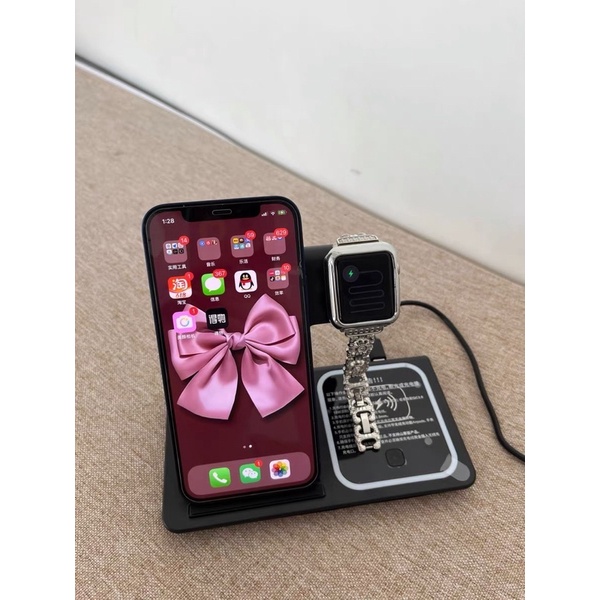 Đế Sạc Đa Năng Không Dây 4 Trong 1 Cho IPhone, Apple Watch, Ipod, Điện Thoại Dùng Android - Cáo Đeo Nơ