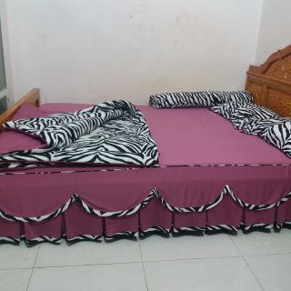 Com bo 1 bộ ga bèo m8, 1 chăn m8, +2 vỏ gối vuông, +2 vỏ gối đầu+ 2 vỏ gối ôm+ 6 vỏ gối có dây kéo.