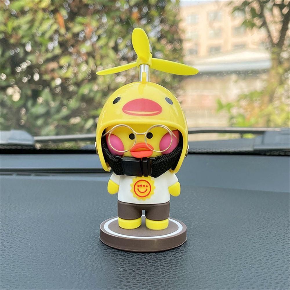 Phụ kiện trang trí xe hình chú vịt vàng đội mũ bảo hiểm có cánh quạt dễ thương làm quà tặng