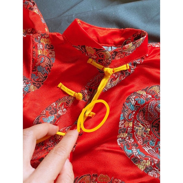 Váy gấm cho bé gái sơ sinh.