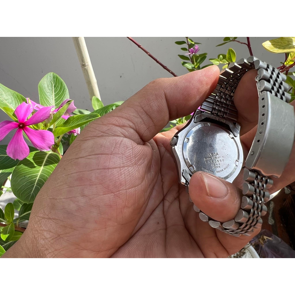 Đồng hồ nam  Vega  chính hãng japan size 39-40 mặt màu đen rất ngầu