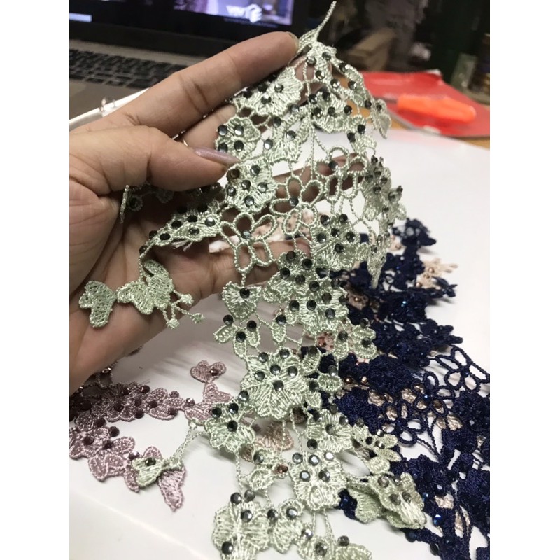 Cặp Hoa thêu đính đá mã BH60