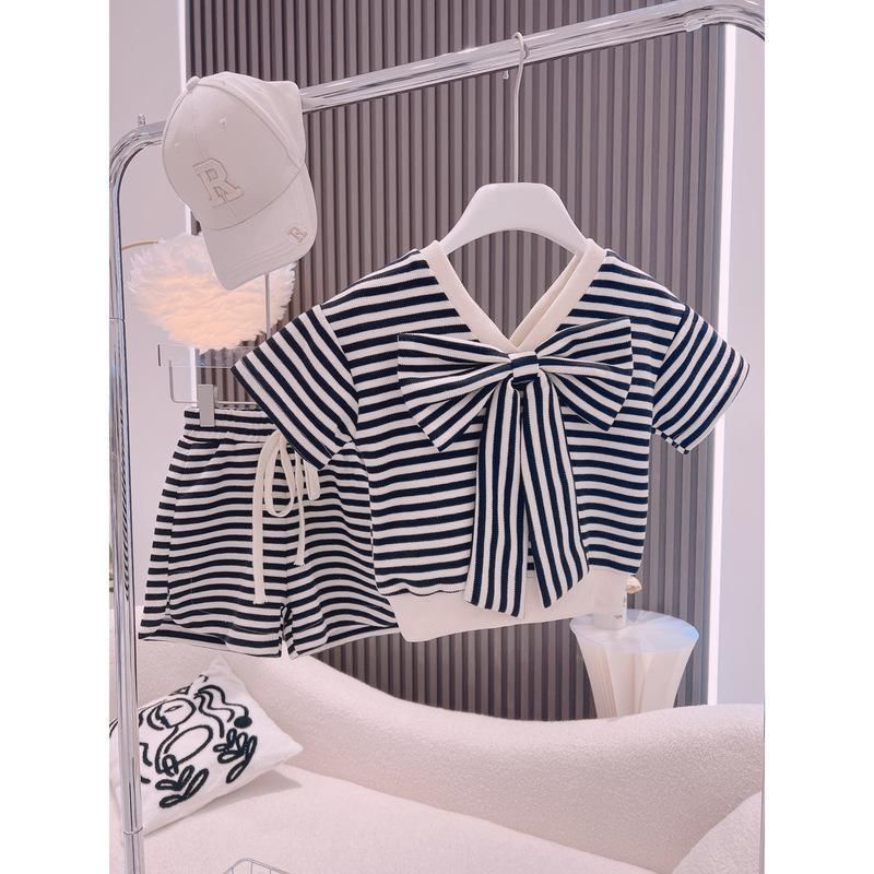 Set Áo Thun Ngắn Tay Cổ Chữ v Và Quần Short Ống Rộng Họa Tiết Kẻ Sọc Phong Cách Hàn Quốc Thời Trang Mùa Hè Cho Bé Gái