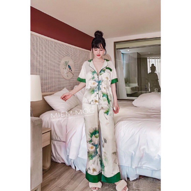 Bộ pijamma cộc tay hoa sen trắng lụa satin cao cấp quảng châu
