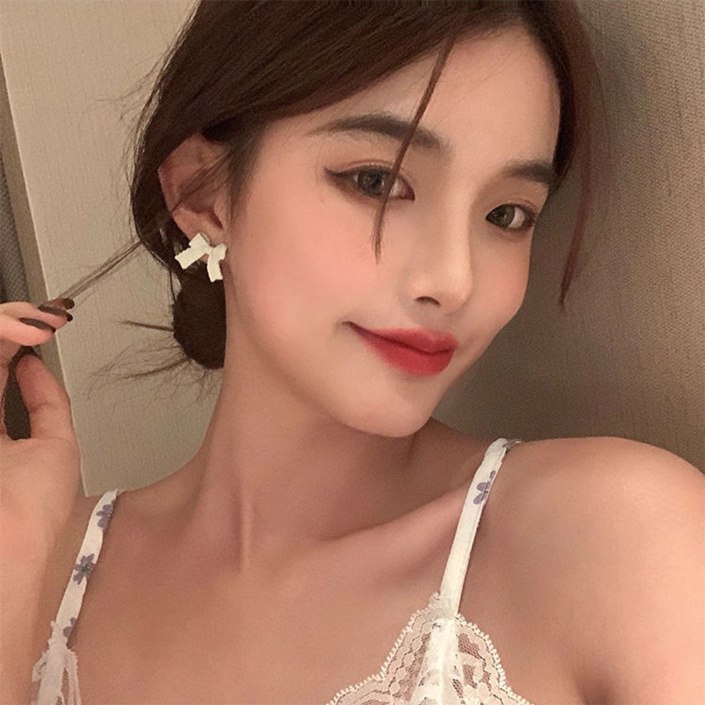 Khuyên tai hình nơ màu trắng thời trang cho nữ