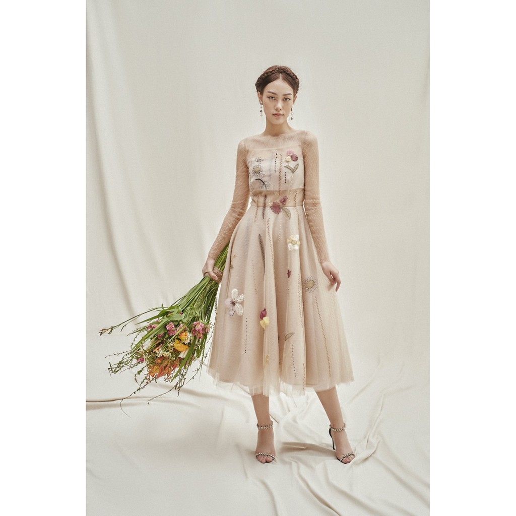 MAVEN - Váy beige lưới hoa tay dài đính kết Santorina Dress