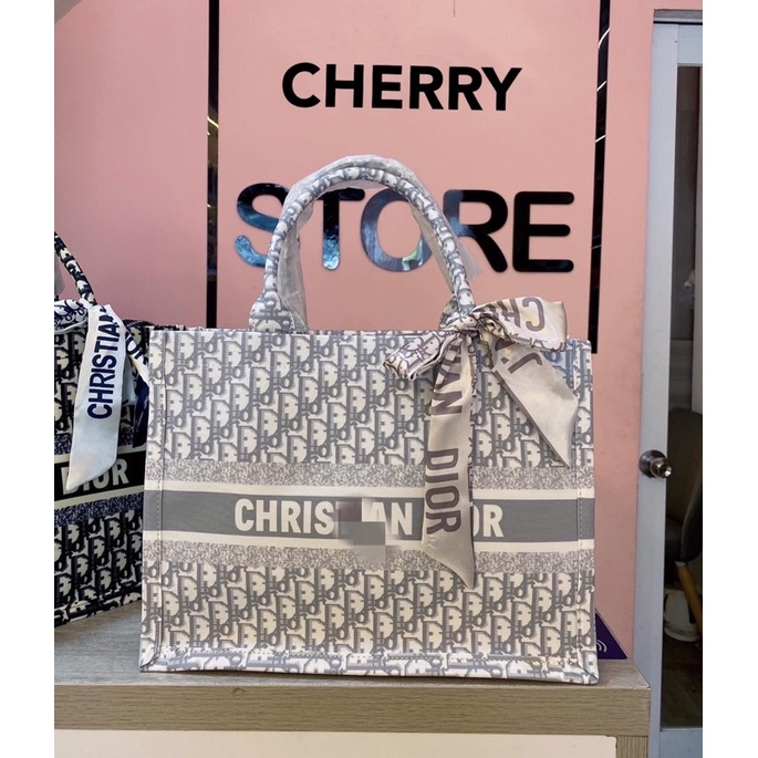 Túi xách DIOR họa tiết size to 40cm kèm tag nơ, có khóa kéo