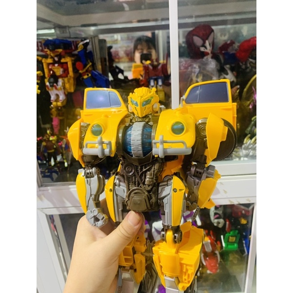 Mô hình Robo Transformer Bumblebee Cổ điển Hasbro cao 35cm