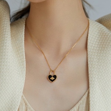 Dây chuyền titan ô khóa trái tim chạm nổi hình con ong không gỉ WN2210