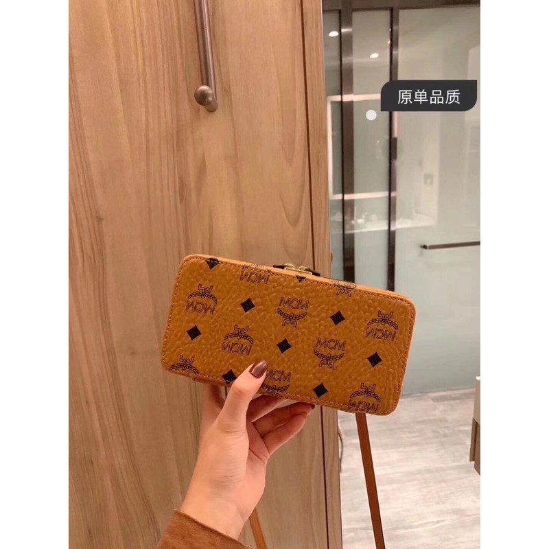 Túi xách tay dáng hộp khoá kéo hai bên da in hoạ tiết MCM có dây đeo chéo
