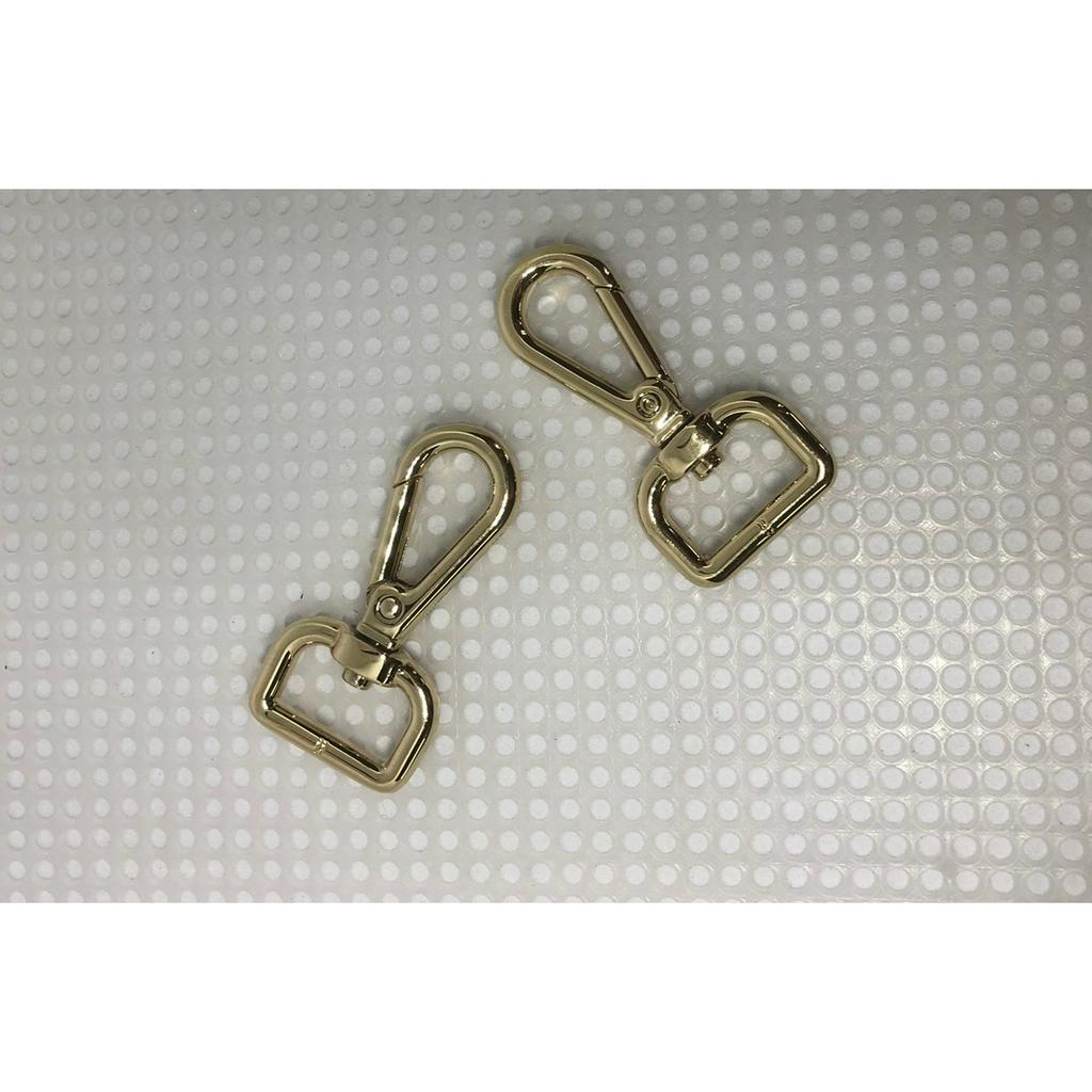 Móc cua lọt lòng 1,8cm màu vàng nhạt, cao 5cm,có chữ