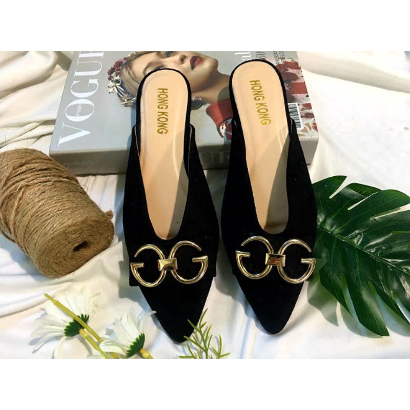 dép sục mũi nhọn đế thấp size 39 , chất liệu da lộn mang êm chân đính hình logo,dép mang đi chơi đi dạo phố điều phù hợp