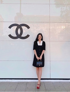 Váy đen cổ trắng