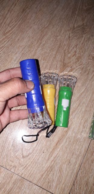 Set 4 cái đèn PIN mini bằng nhựa có sẵn pin