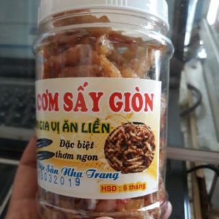Cá cơm sấy giòn cháy tỏi tẩm gia vị mặn ngọt.