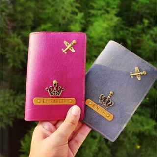 Ví đựng passport handmade icon vương miện và máy bay