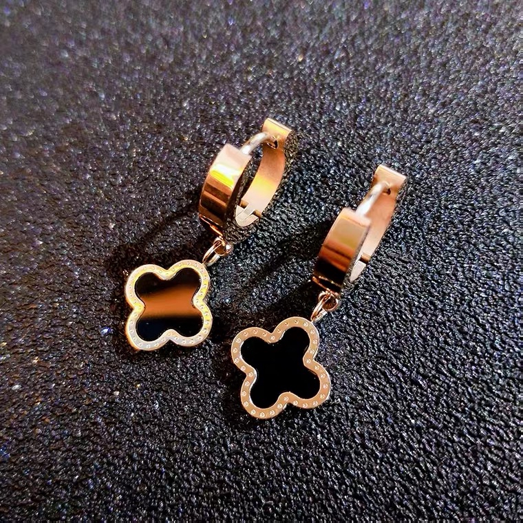 Bông tai thép titan mạ vàng hồng 18K không gây dị ứng hình cỏ bốn lá phong cách Hàn Quốc sang trọng dễ phối đồ