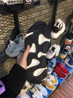 Giày sneaker