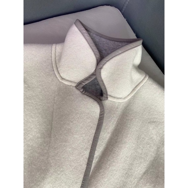 Áo dáng vừa thắt lưng ngược mặc được hai kiểu siêu tiện lợi. | BigBuy360 - bigbuy360.vn