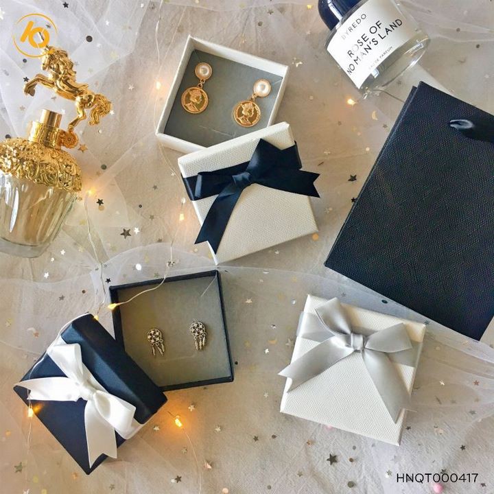 Hộp đựng quà sang trọng có gắn nơ kích thước 4 x 4 x 2,5 cm - HNQT000417 | BigBuy360 - bigbuy360.vn