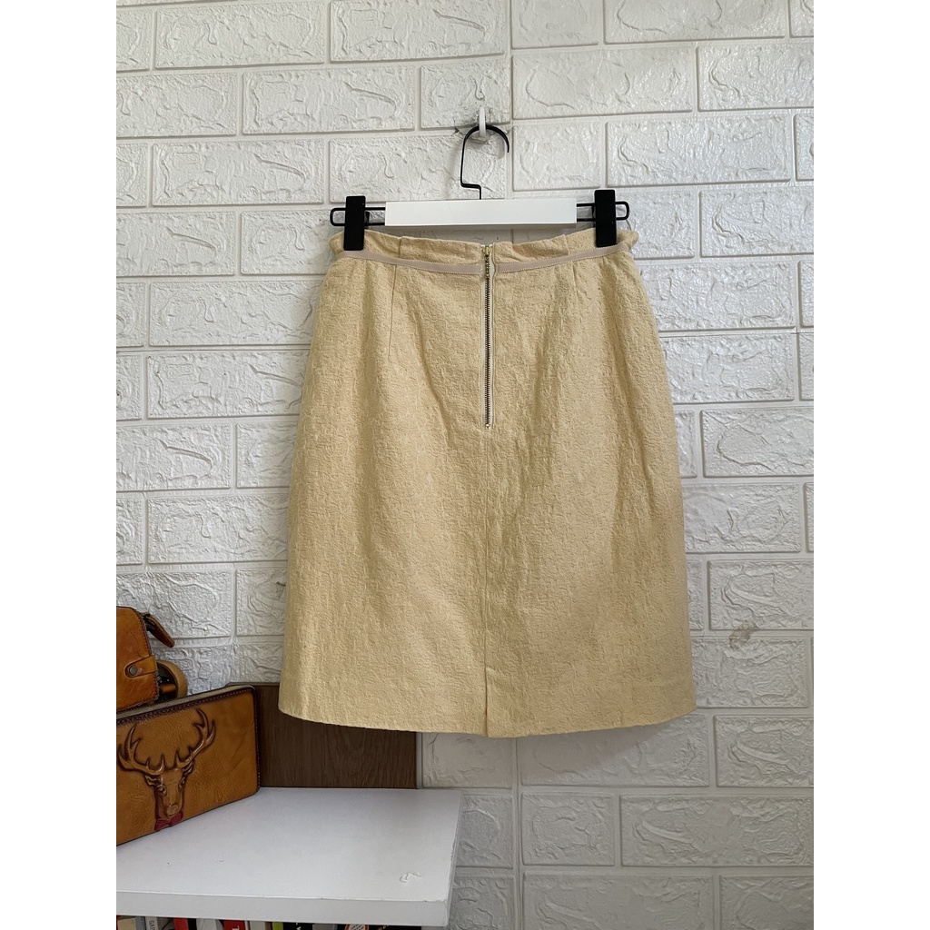 Chân váy ngắn vàng