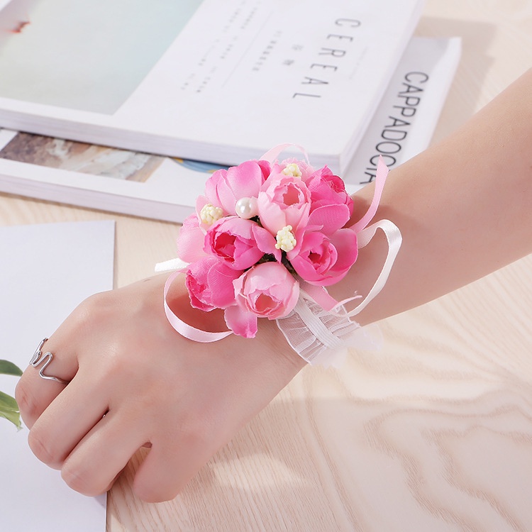 Hoa Giả Đeo Cổ Tay Cho Cô Dâu