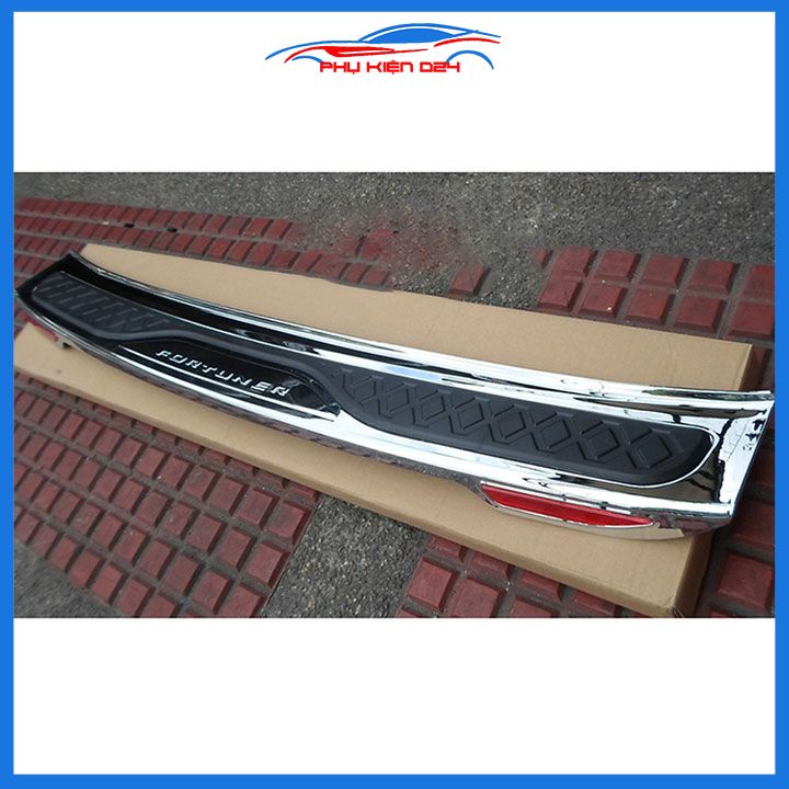 Ốp chống trầy cốp ngoài nhựa đen 3D Fortuner 2017-2018-2019-2020-2021-2022 phản quang dán cốp sau chống xước xe