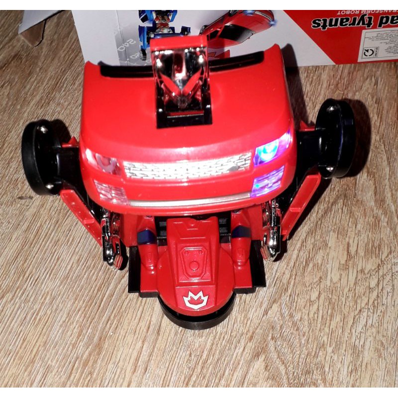 Một chiếc xe chạy pin biến hình thành robot bằng nhựa có nhạc và đèn led rất đep_tặng kèm pin