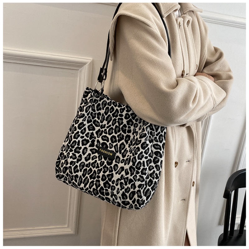 Túi xách đeo vai IELGY cỡ lớn in họa tiết da báo phong cách Hàn Quốc sành điệu dành cho học sinh