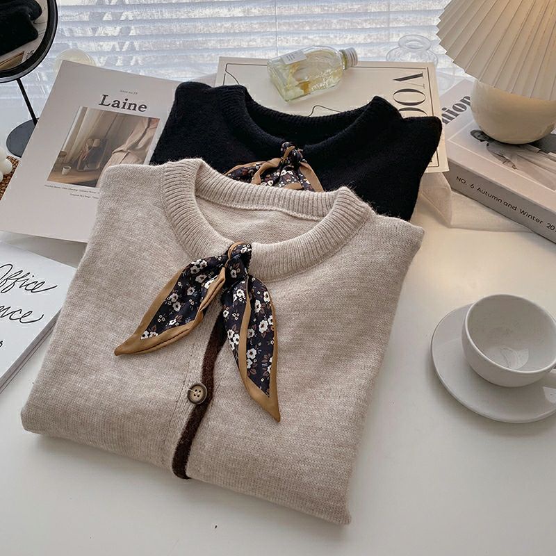 Áo len khuy cài  kèm khăn phong cách Hàn Quốc