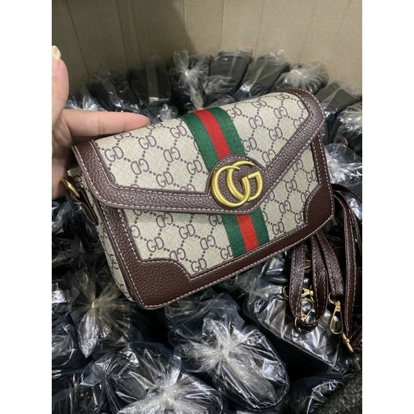 Túi khóa bi xoay da mềm.