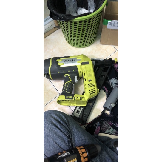 Bắn đinh xéo dùng pin 18V Ryobi Air strike