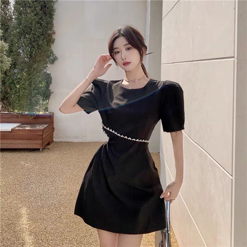 Đầm cổ tròn khoét eo đính dây đá