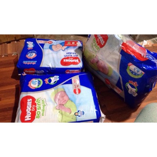 Tã dán Huggies NB dành cho bé dưới 5 kg + miếng lót nb2 + miếng lót nb1