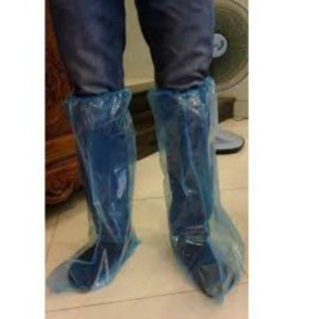 Ủng nilon chống nước làm bẩn giày chân khi đi mưa
