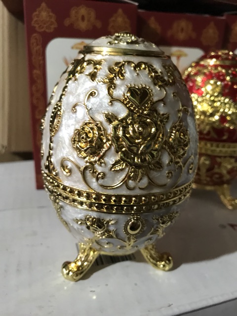 Hộp tăm hợp kim có chân.