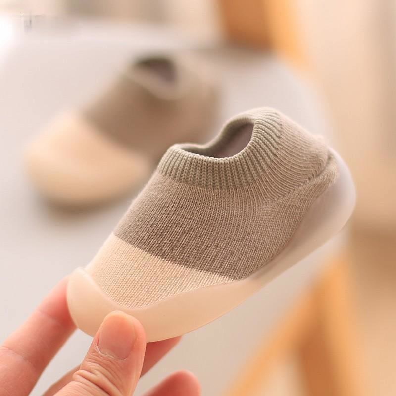 Giày vớ kiểu đế mềm phối màu đáng yêu thoải mái dành cho bé tập đi