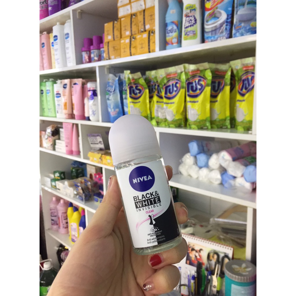 Lăn Khử Mùi Nivea Invisible Black and White giảm ố vàng áo trắng và đen 25ml