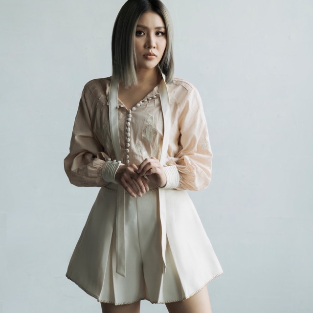 Nguyên set áo+ quần váy của The Maven