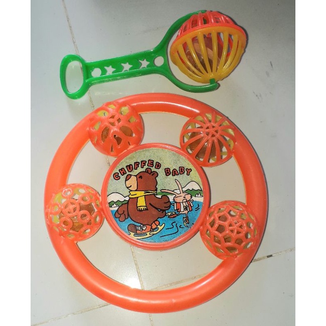 Hai cái lục lạc bằng nhựa cho bé