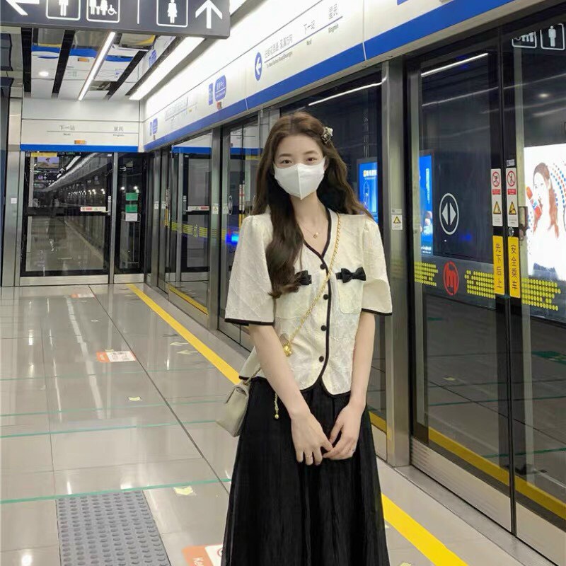 Aó sơ mi vải xốp hoa nổi,2 màu trắng- đen mã 121