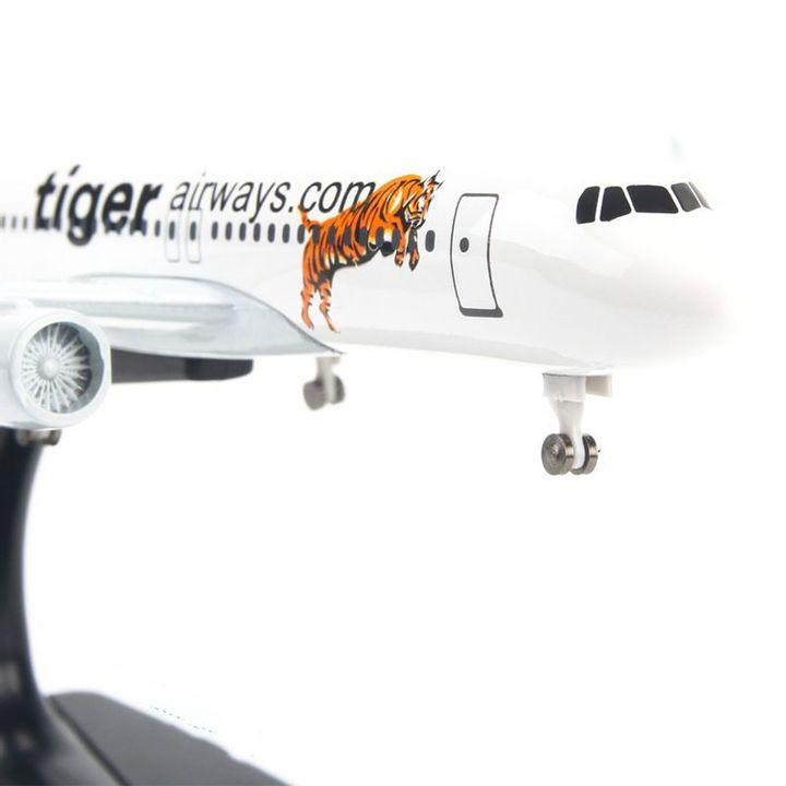 Đồ chơi Mô hình tĩnh Máy bay Tiger Airbus A320 kích thước 20cm, Bánh Xe Di Chuyển Linh Hoạt