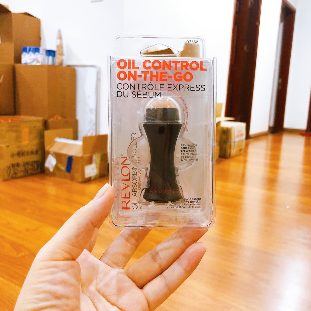 Thanh lăn hút dầu đá núi lửa Revlon Volcanic Stone Oil Absorbing Roller | BigBuy360 - bigbuy360.vn