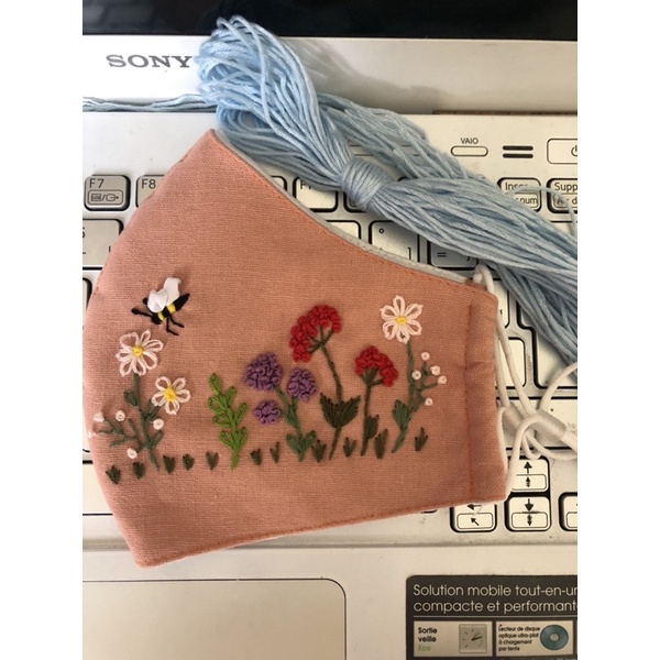 Khẩu trang thêu handmade